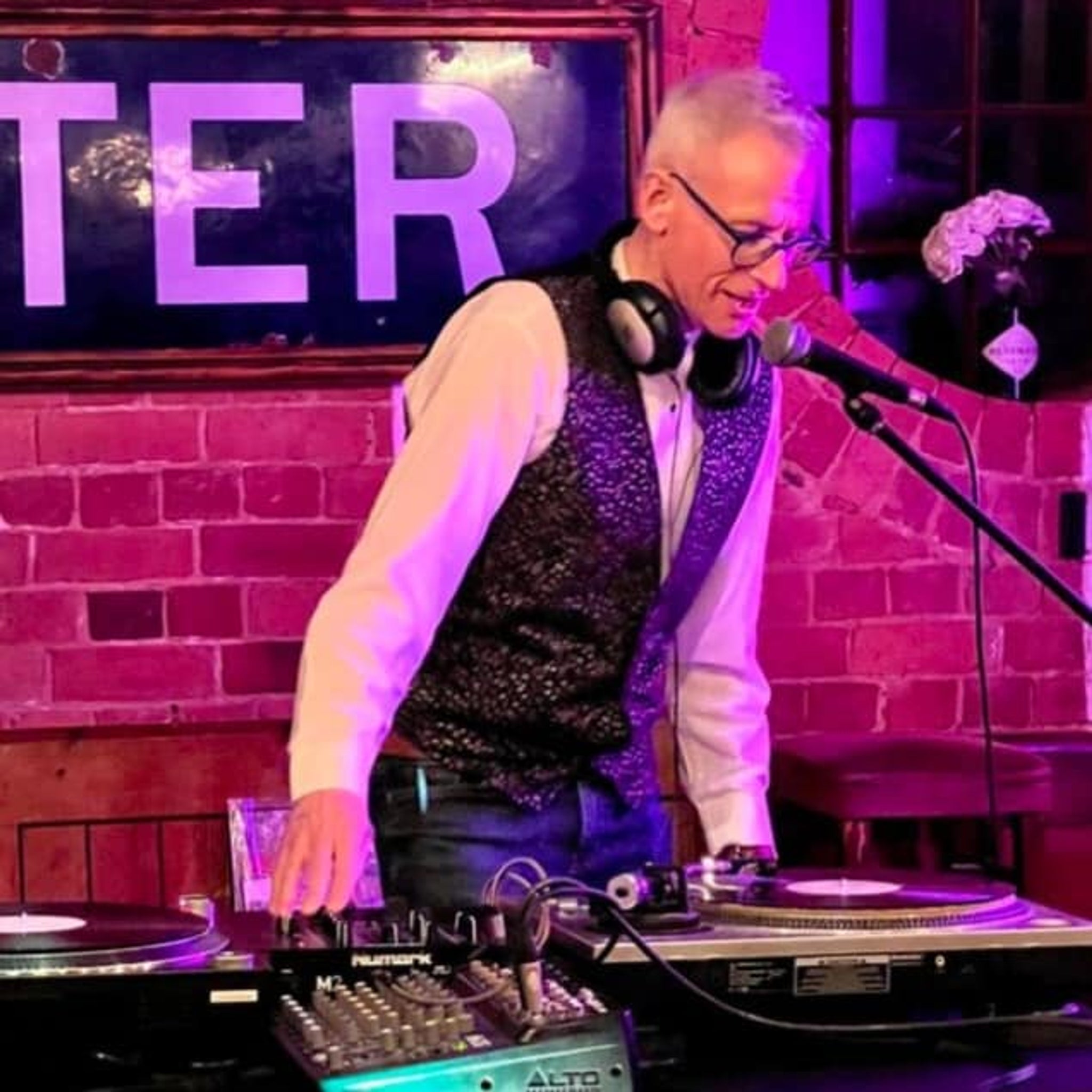 Sat 13 Dec - Christmas Vinyl Night